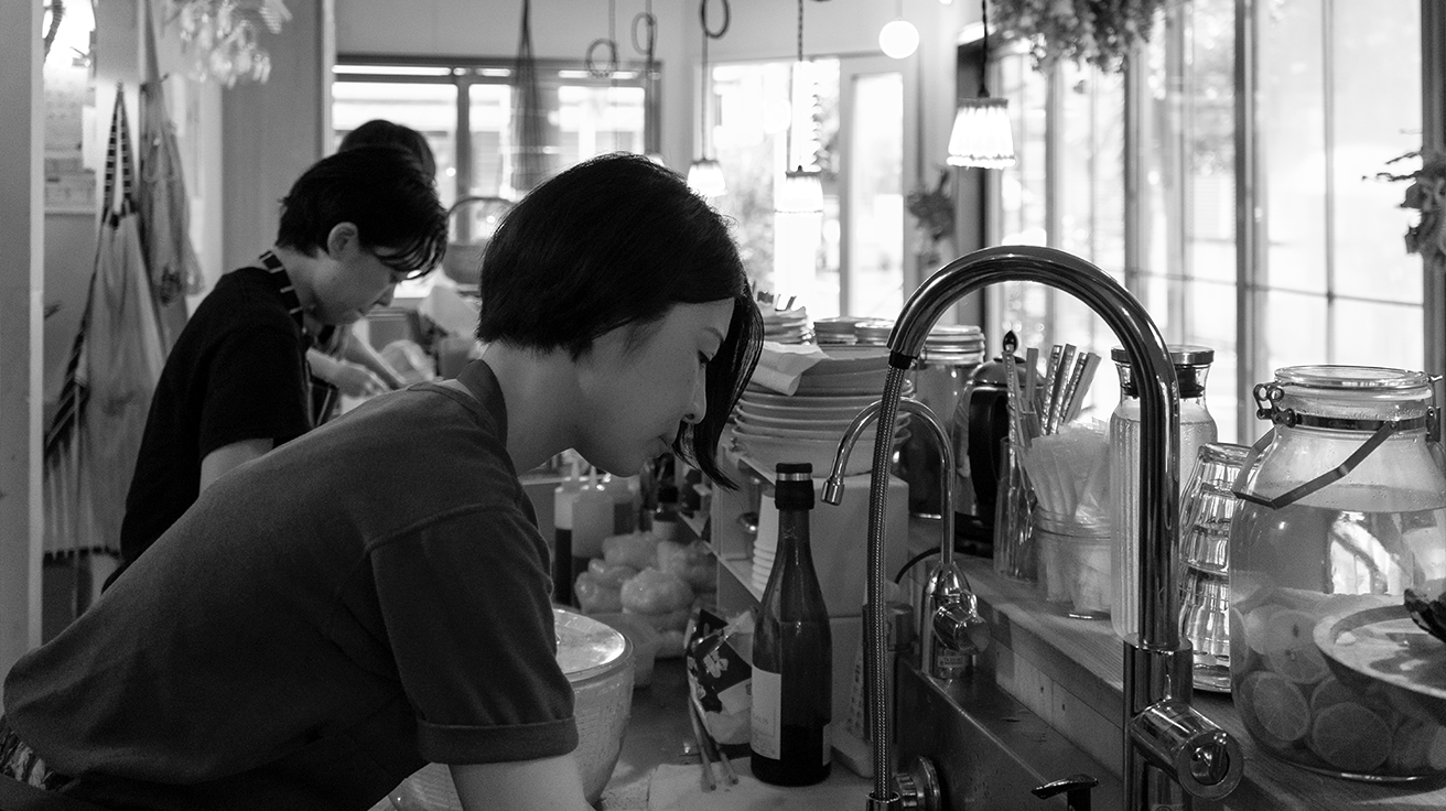 チームで調理に取り組むスタッフ